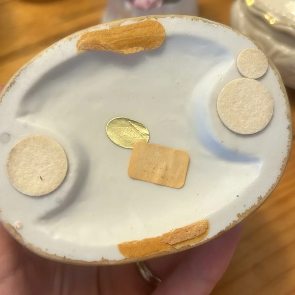 VTG Artmark Snuggling/Trunk Holding Elephants - 4in. Ceramic Figurine - Picture 3 of 6